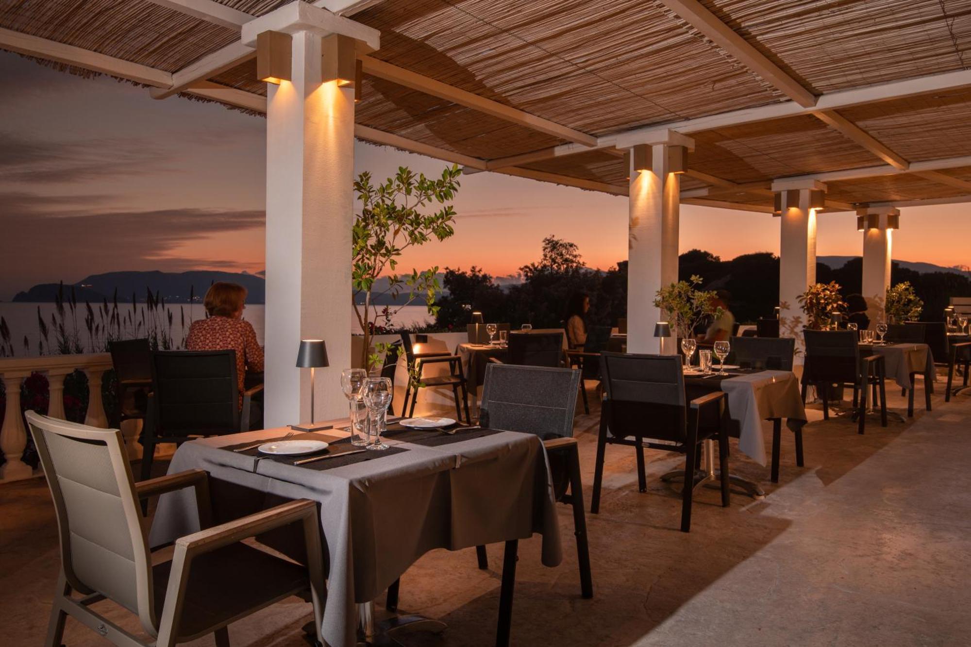 Crystal Beach Hotel Каламакион Экстерьер фото